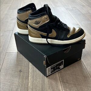 Nike Air Jordan 1 High Black and Gold Sneakers Like New Boys Size 2